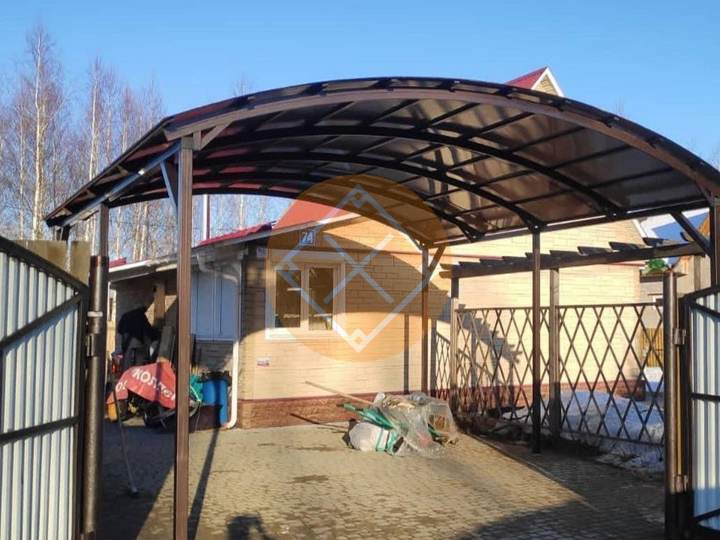 арочный навес для дачи из тонированного сотового поликарбоната