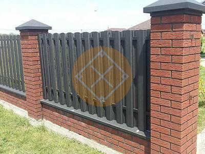 Забор с кирпичными столбами из евроштакетника с двойным заполнением