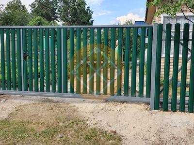 Забор из евроштакетника на металлических столбах с бетонированием