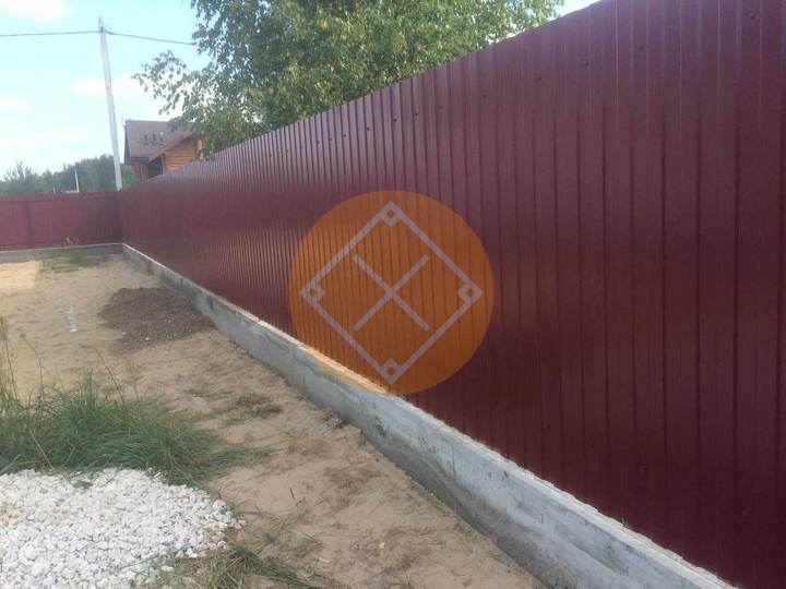забор из профнастила бордового цвета