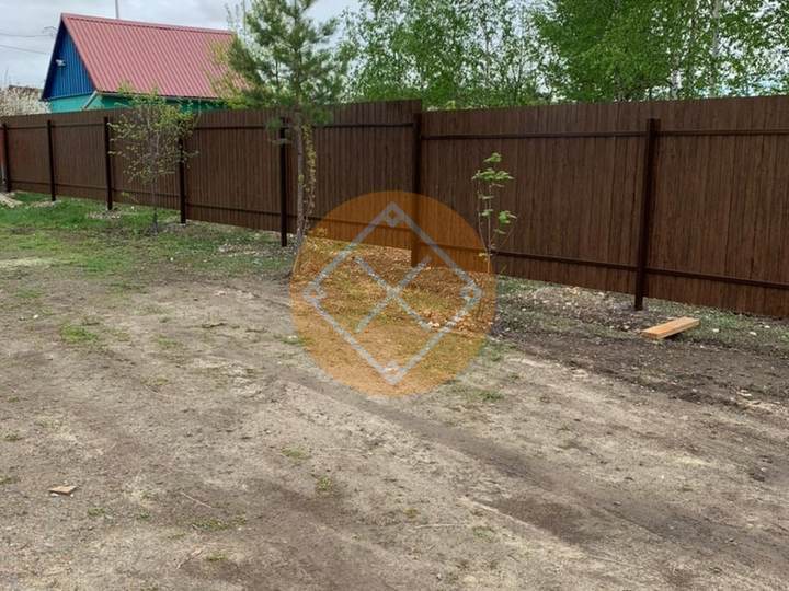 забор из профнастила под дерево с двухсторонним окрасом
