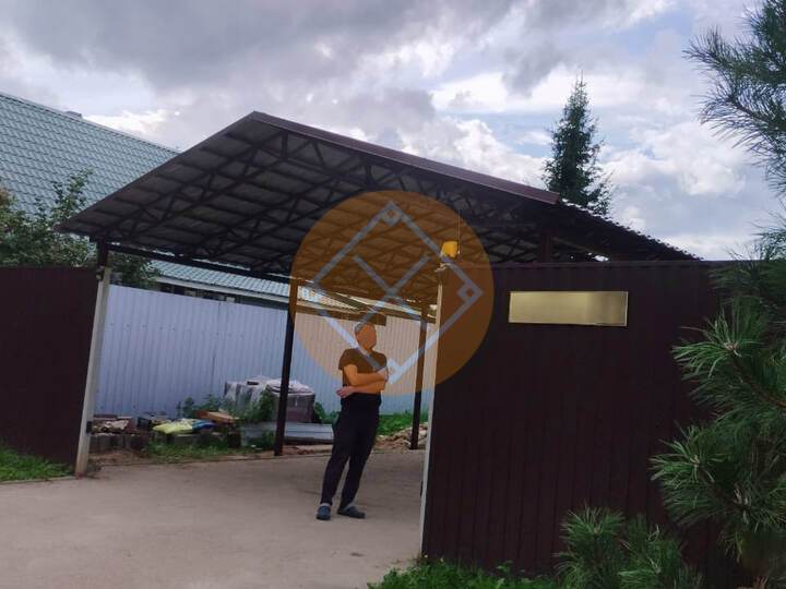 навес из профнастила для въезда на дачный участок