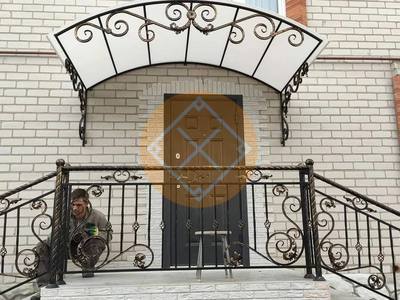 Металлический козырек с ковкой и профилированным поликарбонатом