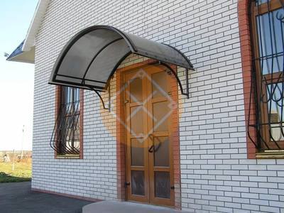 Козырек к дому с арочной крышей и монолитным поликарбонатом