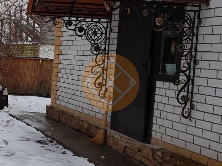 козырек из профилированного поликарбоната с ковкой