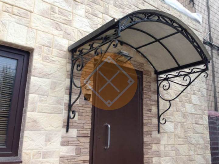 металлический козырек с сотовым поликарбонатом