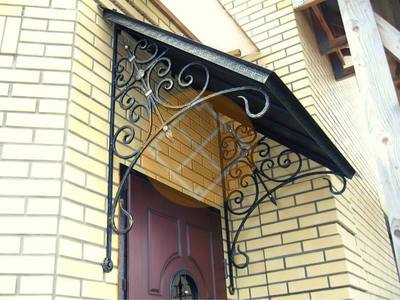 Козырек с односкатной крышей и коваными опорами