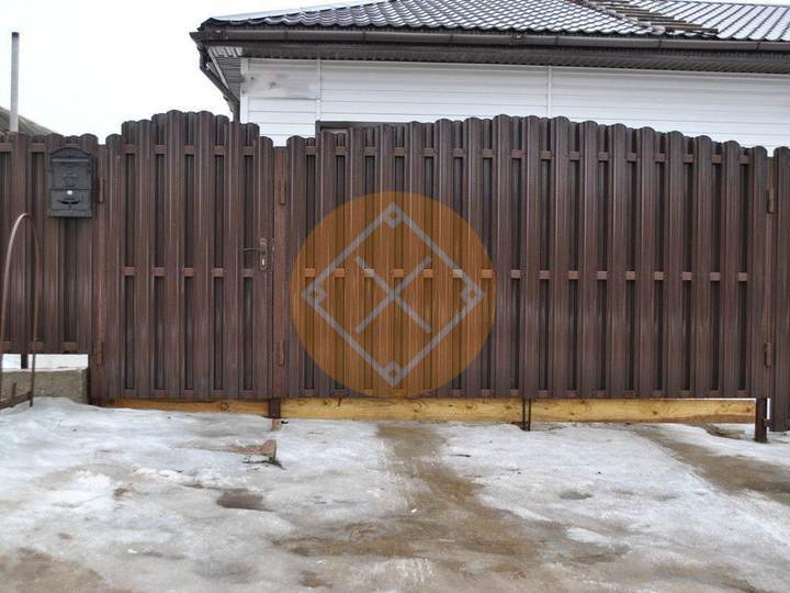 распашные ворота из евроштакетника для дачи