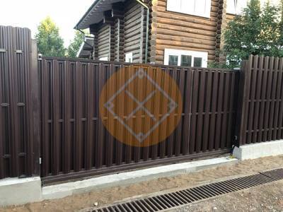 Откатные ворота с евроштакетником для загородного дома