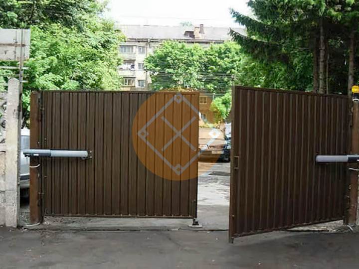 автоматические распашные ворота с профнастилом