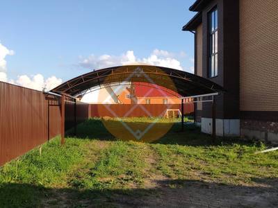 Широкий арочный навес на дачу