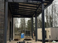 навес над крыльцом загородного дома с водосточной системой